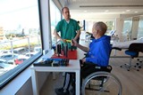 <div class=lightGallery-captions><p>Imagen de un paciente en silla de ruedas rehabilitando en la clínica de Calpe </p><p></p><h4>Material cedido por 003 - UMIVALE ACTIVA</h4><span>2025</span></div>